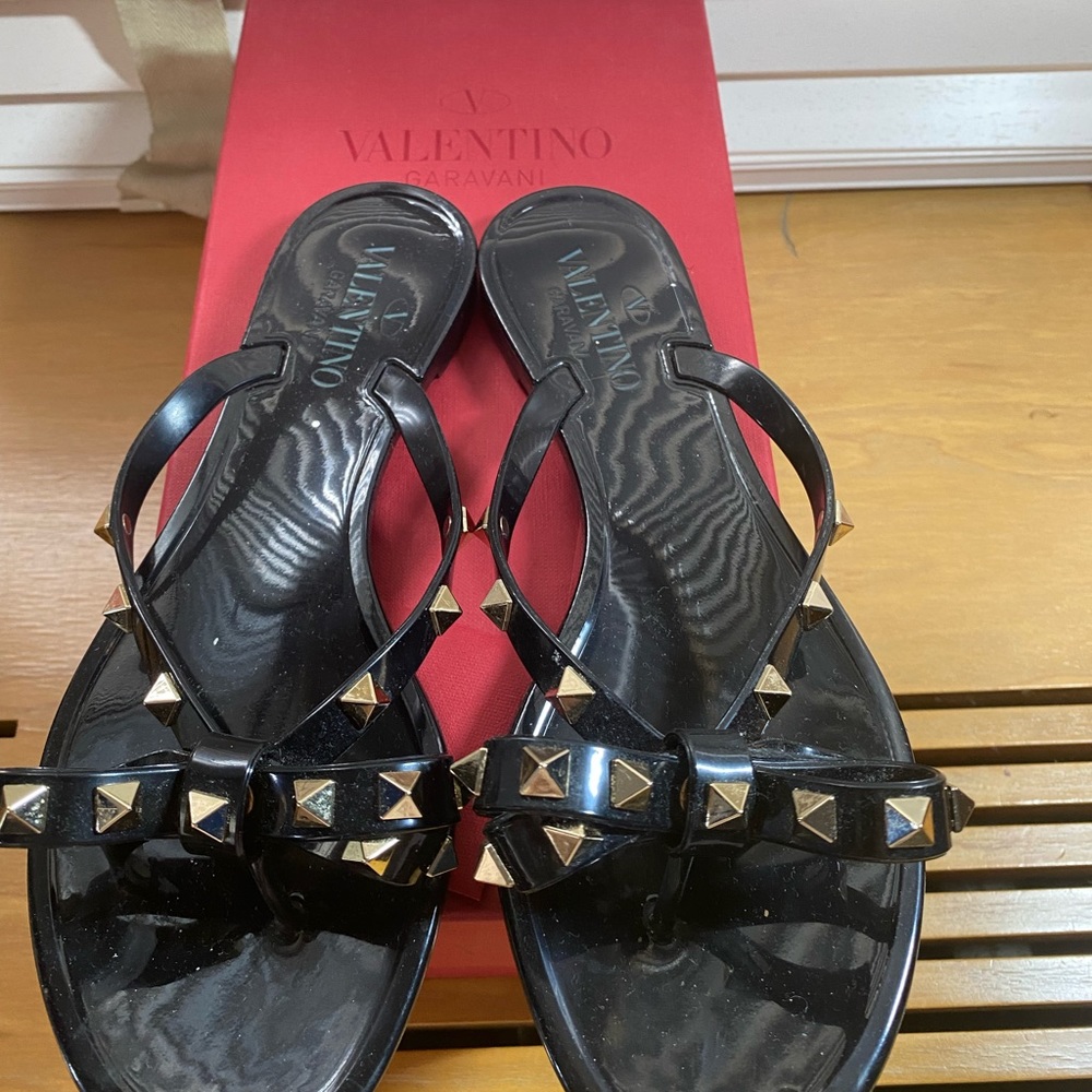 RUBBER ROCKSTUD THONG BLACK